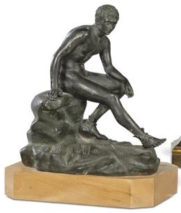 Lote 1236: "Hermes Sentado o Hermes en Reposo" en metal patiando, firmado y fechado "Napoli 1944"