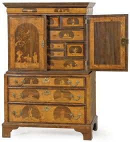 Lote 1257: Cabinet on chest en madera de amaranto y raíz de arce y nogal con decoración de marquetería de escenas clásicas. Holanda, primera mitad del siglo XVIII.