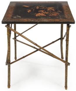 Lote 1279: Mesa victoriana, con tapa cuadrada lacada en negro y decoración de chinoiseries, sobre patas de madera de bambú.<br>Segunda mitad S. XIX