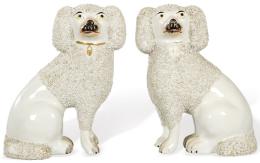 Lote 1286: Pareja de figuras de perros Poodle con pelaje “confeti” en porcelana esmaltada en blanco de Staffordshire<br>Inglaterra, finales S. XIX<br>