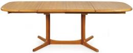 Lote 1315: Mesa de comedor extensible con dos hojas en madera de teca fabricada por Dyrlund con patas en T. Con etiqueta.<br>Dinamarca, años 60