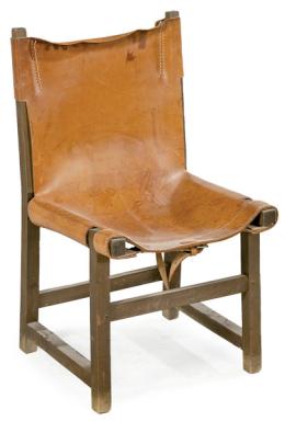 Lote 1325: Paco Muñoz (Santander, 1925 - Pedraza, 2009) para Darro <br>Silla modelo Riaza, con estructura de madera de nogal, asiento y respaldo de una sola pieza de piel natural desmontable, cosido a mano con hebillas.