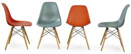 Lote 1342: Charles & Ray Eames para Vitra<br>Conjunto de cuatro sillas Plastic Chair DSW. Asiento realizado en carcasa de polipropileno teñido en rojo, verde.