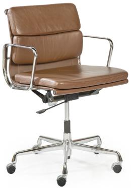 Lote 1346:  Charles y Ray Eames, para Vitra<br>Sillón Soft Pad EA 217, silla giratoria con reposabrazos y respaldo de altura media. Tapizado en piel Premium color camel. Base en acero pulido y ruedas blandas para moqueta. Altura regulable de 81,5 a 92,5 cm