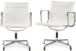 Lote 1350<br>Charles & Ray Eames para Vitra, 1958 <br>Pareja de sillas modelo EA 108 en rejilla de poliéster blanca, giratoria, con reposabrazos y estructura en aluminio fundido a presión cromado. Etiqueta con la marca, edición 2006<br>