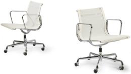 Lote 1355: Charles & Ray Eames para Vitra, 1958 <br>Pareja de sillas modelo EA 117 en rejilla de poliéster blanca, giratoria, con reposabrazos y estructura en aluminio fundido a presión cromado con ruedas. Edición 2006