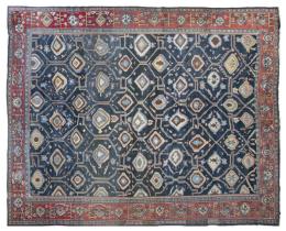 Lote 1365: Gran alfombra persa Tabriz en lana con campo azul con motivos geométricos y cenefa en rojo con palmetas, pp. S. XX