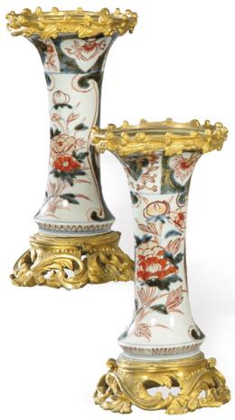 Lote 1373: Pareja de jarrones de porcelana Imari, Japón Periodo Meiji (1868-1912) con montura de bronce dorado.