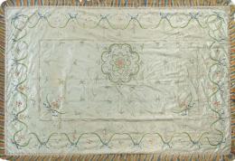 Lote 1378<br>Colcha filipina de seda doble faz en verde claro con bordados de colores pp. S. XX.