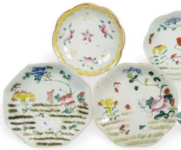 Lote 1380: Tres pequeños centros de mesa en porcelana china con esmaltes polícromos h. 1910-30.