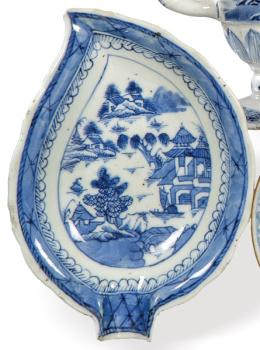 Lote 1388: Pequeña fuente en forma de hoja de porcelana de Compañía de Indias azul y blanco, Dinastía Qing, época de Qianlong (1736-95).