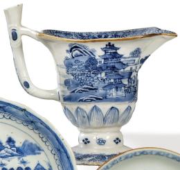 Lote 1389: Salsera de porcelana de Compañía de Indias, azul y blanco, Dinastía Qing, época de Qianlong (1736-95)