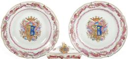 Lote 1394: Plato llano y plato sopero de porcelana de Compañía de Indias blasonada con esmaltes de la Familia Rosa, Dinastía Qing, época de Qianlong (1736-95) con las armas de José Raón y Gutierrez h. 1769.