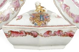 Lote 1395: Especiero con tapa de porcelana de Compañía de Indias blasonada con esmaltes de la Familia Rosa, Dinastía Qing, época de Qianlong (1736-95) con las armas de José Raón y Gutierrez h. 1769.