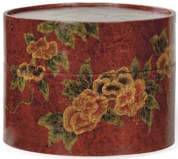 Lote 1406: Caja circular de madera de balsa, Tibet pp. S. XX.<br>Lacada en rojo con decoración de flores pintadas.