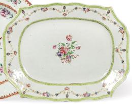 Lote 1418: Bandeja ondulada de porcelana de Compañia de Indias, con esmaltes polícromos, Dinastía Qing, época de Qianlong ()1736-95)