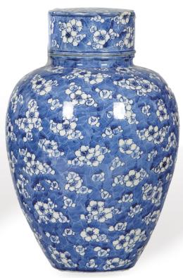 Lote 1435: Bote de jengribre de porcelana china azul y blanco, Dinastía Qing, h. 1850