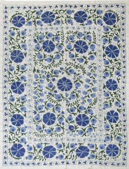 Lote 1441: Souzani de algodón, Uzbequistán con bordados azules.