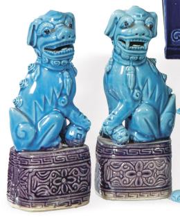 Lote 1448: Pareja de leones de Foo en porcelana china vidriada en turquesa con base berengena primera mitad del S. XX.