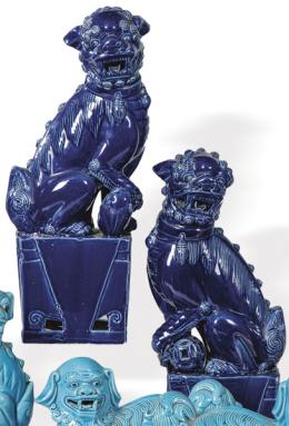 Lote 1449: Pareja de leones de Foo en porcelana china con vidriado azul cobalto S. XX.