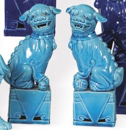 Lote 1452: Pareja de leones de Foo en porcelana posiblemente europea vidriada en turquesa primera mitad S. XX.