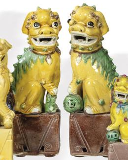 Lote 1454: Parjea de leones de Foo en porcelana china con vidriado tipo Sancai, primer tercio S. XX.