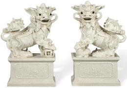 Lote 1460: Pareja de grandes leones de Foo de cerámica china vidriada en blanco craquelado S. XX.