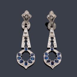 Lote 2051<br>Pendientes estilo 'art decó' con brillantes de aprox. 0,80 ct en total y zafiros talla oval.