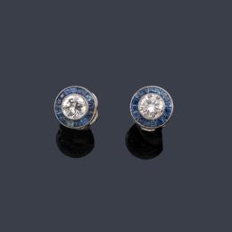 Lote 2057: Pendientes 'ojo de perdiz' con pareja de brillantes de aprox. 0,50 ct en total y orla de zafiros calibrados de aprox. 1,00 ct.