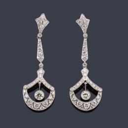 Lote 2071<br>Pendientes largos estilo 'art decó' con brillantes de aprox. 1,94 ct en total.