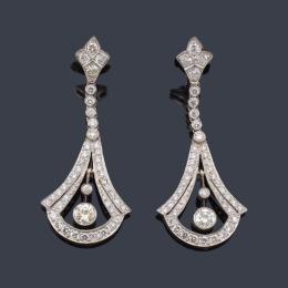 Lote 2072: Pendientes largos estilo 'art decó' con brillantes de aprox. 2,58 ct en total.