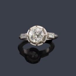 Lote 2077<br>Solitario con un diamante talla antigua de aprox. 1,30 ct en total y dos diamantes talla baguette.