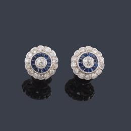 Lote 2091<br>Pendientes cortos 'ojo de perdiz' con brillantes de aprox. 1,00 ct en total y orla de zafiros calibrados.