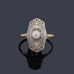 Lote 2094: Anillo con centro de diamante talla 8/8 con diseño de roleos en montura de oro amarillo de 18K y platino.