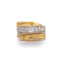 Lote 2109<br>Anillo tipo chevalier con banda de diamantes talla antigua de aprox. 1,50 ct en total en montura de oro amarillo de 18K y vista en platino.