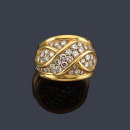 Lote 2116<br>Anillo con motivo entrelazados con pavé de brillantes de aprox. 1,20 ct en total.