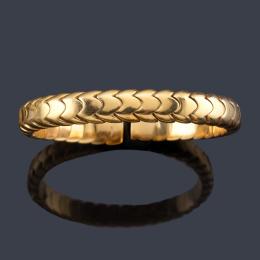 Lote 2120<br>LUIS GIL<br>Pulsera semirrígida con diseño de escamas en oro amarillo de 18K.