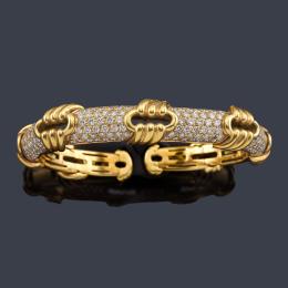 Lote 2122<br>LUIS GIL<br>Pulsera rígida con brillantes de aprox. 5,40 ct en total en montura de oro amarillo de 18K.