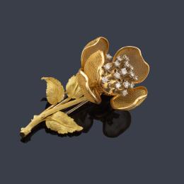 Lote 2129: Broche floral con centro de brillantes de aprox. 0,80 ct en total en montura de oro amarillo de 18K. Años '50.