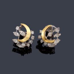 Lote 2131<br>Pendientes cortos con diamantes talla marquís y brillante de aprox. 2,40 ct en total.