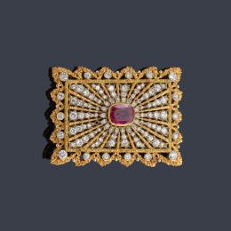 Lote 2137: Broche rectangular con centro de rubí de aprox. 1,30 ct y diamantes en oro blanco y amarillo de 18 K.