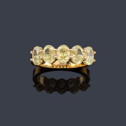 Lote 2142<br>Anillo con cinco diamantes talla oval fancy 'Light Yellow' de aprox. 3,44 ct en total.