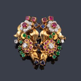 Lote 2157<br>Broche doble-clip con diseño floral enriquecido con brillantes, esmeraldas, rubíes y zafiros calibrados en montura de oro amarillo de 18K.