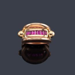 Lote 2165: Anillo estilo chevalier con banda de rubíes sintéticos calibrados en montura de oro rosa de 18K.