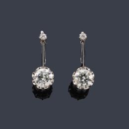 Lote 2172: Pendientes largos con pareja de brillantes de aprox. 1,63 ct y 1,60 ct respectivamente.