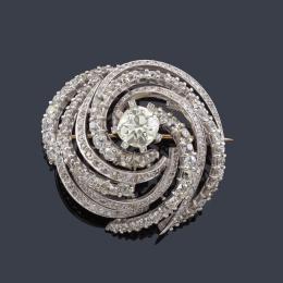 Lote 2174: Broche con diseño en espiral con diamante talla 'cushion' central de aprox. 5,23 ct con bandas curvadas de diamantes talla antigua de aprox. 15,17 ct en total.