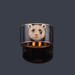 Lote 2177<br>Anillo ancho en esmalte negro y motivo de oso panda cuajado de brillantes con un peso total aprox. 0,30 ct.