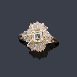 Lote 2178<br>Anillo con diamantes talla brillante, trapecio y 'asscher' de aprox. 1,60 ct en total.