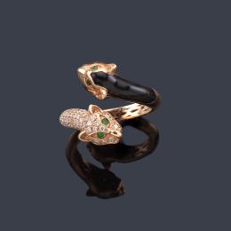 Lote 2179<br>Anillo de diseño de dos panteras contrapeadas en esmalte negro y pavé de brillantes con un peso total aprox. 0,33 ct.