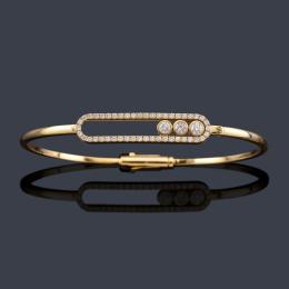 Lote 2186: MESSIKA<br>Pulsera rígida con motivo ovalado con tres brillantes móviles y orla de diamantes, en montura de oro amarillo de 18K.